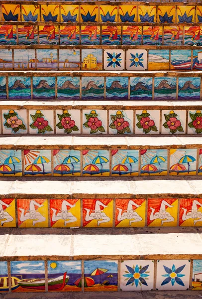 观看一个用典型西西里瓷砖装饰的楼梯 波尔图圆锥 西西里 — 图库照片