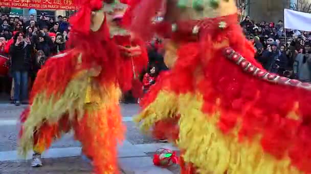Menschen Bei Der Parade Zum Chinesischen Neujahr 2013 — Stockvideo