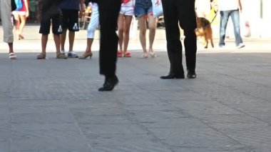 Ayaklar sokakta dans ediyor.