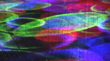 Renkli daireler, karanlık bir odada ışık efektleri.