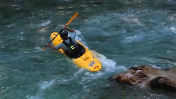 Kayak en el río Soca — Vídeo de stock