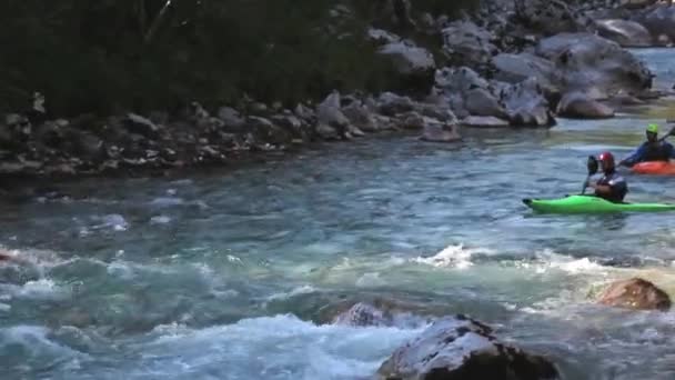Kajakarstwo w rzece Soca — Wideo stockowe