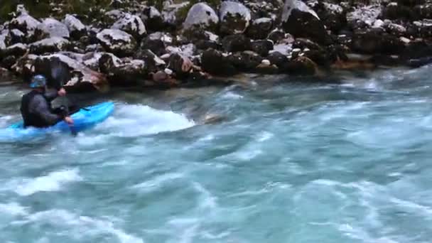 Soca nehrinde kayak yaparken — Stok video