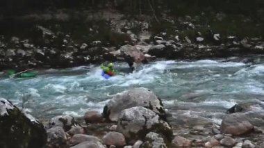 Soca nehrinde kayak yaparken
