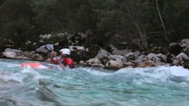 Soca nehrinde kayak yaparken
