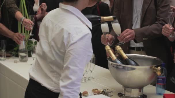 Waiter pours sparkling wine — Stock Video