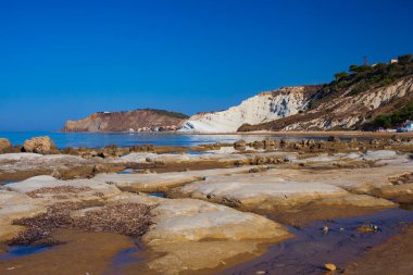 Scala dei Turchi manzarası. Realmonte, Agrigento 'da muhteşem bir denizde büyüleyici bir kireçtaşı dikeni. Sicilya 