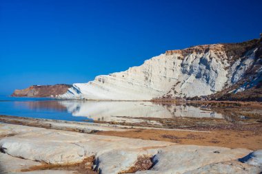 Scala dei Turchi manzarası. Realmonte, Agrigento 'da muhteşem bir denizde büyüleyici bir kireçtaşı dikeni. Sicilya 