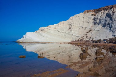 Scala dei Turchi manzarası. Realmonte, Agrigento 'da muhteşem bir denizde büyüleyici bir kireçtaşı dikeni. Sicilya 