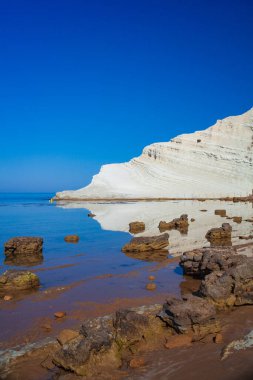 Scala dei Turchi manzarası. Realmonte, Agrigento 'da muhteşem bir denizde büyüleyici bir kireçtaşı dikeni. Sicilya 