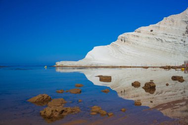 Scala dei Turchi manzarası. Realmonte, Agrigento 'da muhteşem bir denizde büyüleyici bir kireçtaşı dikeni. Sicilya 