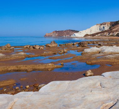 Scala dei Turchi manzarası. Realmonte, Agrigento 'da muhteşem bir denizde büyüleyici bir kireçtaşı dikeni. Sicilya 