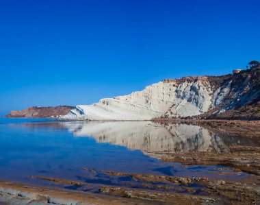 Scala dei Turchi manzarası. Realmonte, Agrigento 'da muhteşem bir denizde büyüleyici bir kireçtaşı dikeni. Sicilya 