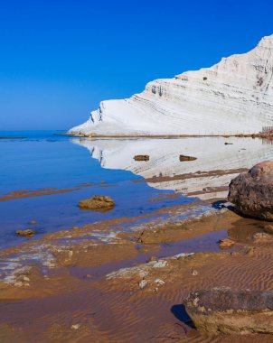 Agrigento 'nun Realmonte kenti yakınlarındaki İngiliz Türklerinin Merdiveni' ndeki Scala dei Turchi 'de sahili olan kireçtaşı beyaz kayalıkların manzarası. Sicilya, İtalya