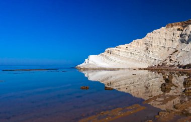 Scala dei Turchi manzarası. Realmonte, Agrigento 'da muhteşem bir denizde büyüleyici bir kireçtaşı dikeni. Sicilya 