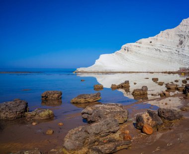 Scala dei Turchi manzarası. Realmonte, Agrigento 'da muhteşem bir denizde büyüleyici bir kireçtaşı dikeni. Sicilya 