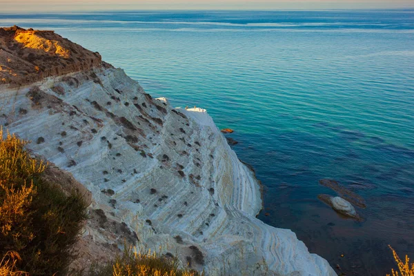 근처에 잉글리시 스칼라 Scala Dei Turchi 석회암 꼭대기에 이탈리아 칠리아 — 스톡 사진