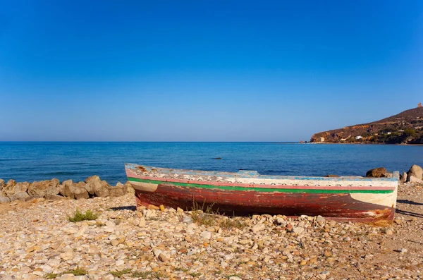 Ένα Σπασμένο Μεταναστευτικό Σκάφος Παγιδευμένο Στην Παραλία Της Ακτής Agrigento — Φωτογραφία Αρχείου