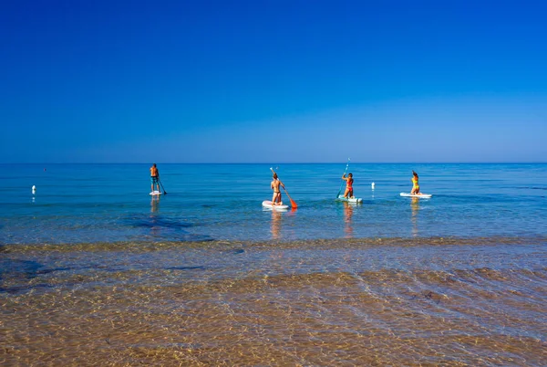 Stå Upp Paddla Ombordstigning Glada Kompisgänget Tränar Sup Bräda Medelhavet — Stockfoto