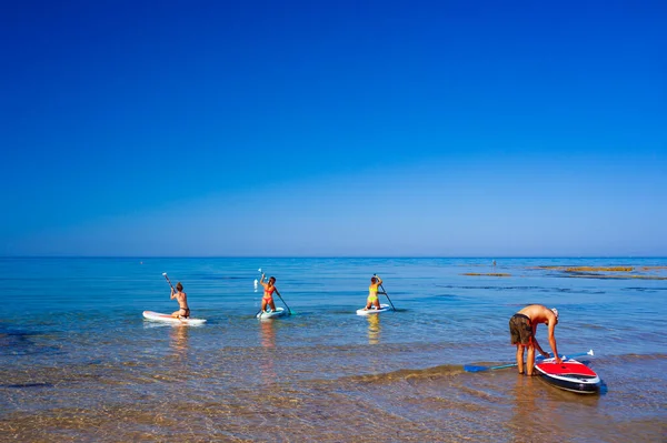 Sta Met Peddelen Vrolijke Vriendentrainen Sup Boord Middellandse Zee Een — Stockfoto