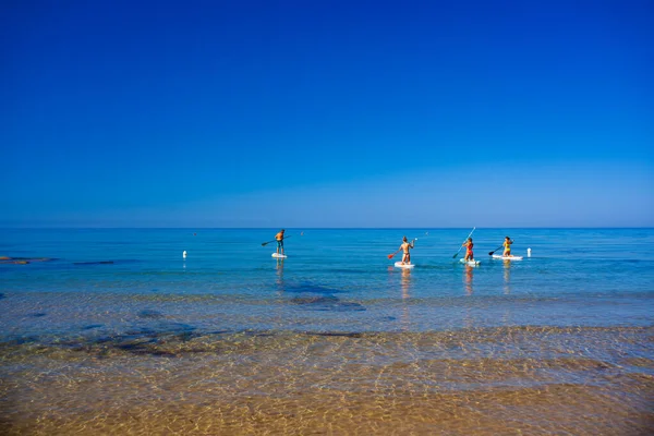 Debout Planche Pagaie Joyeux Groupe Amisforment Sup Board Dans Mer — Photo