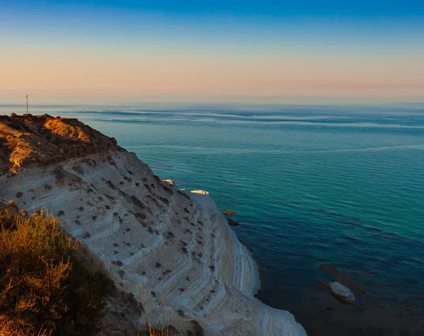 근처에 잉글리시 스칼라 Scala Dei Turchi 석회암 꼭대기에 이탈리아 칠리아 — 스톡 사진