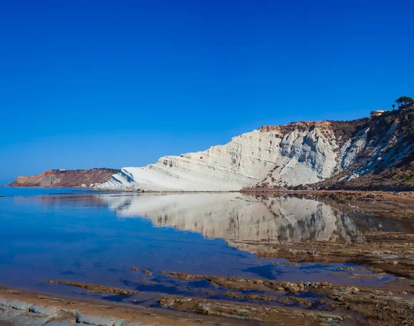Scala dei Turchi manzarası. Realmonte, Agrigento 'da muhteşem bir denizde büyüleyici bir kireçtaşı dikeni. Sicilya 