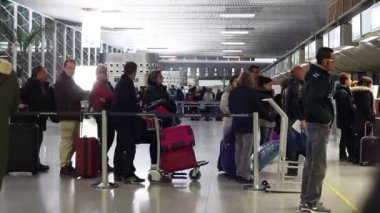 CATANIA, İTALYA - 13 Ocak 2017 'de Catania Fontanarossa havaalanında yolcu