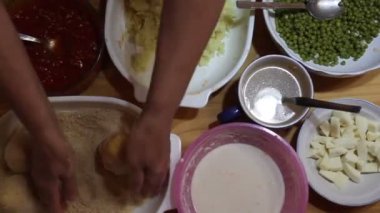 Ev yapımı arancini, tipik Sicilya yemekleri.