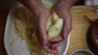 Ev yapımı arancini, tipik Sicilya yemekleri.