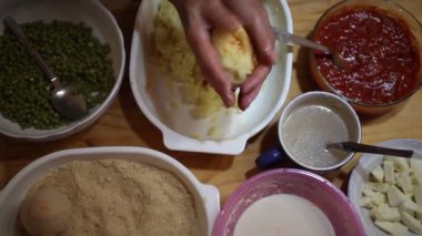 Ev yapımı arancini, tipik Sicilya yemekleri.