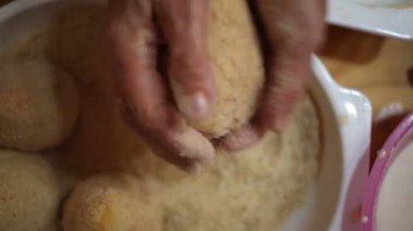 Ev yapımı arancini, tipik Sicilya yemekleri.