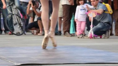 TRIESTE, İTALYA - 28 Eylül 2014 'te sokakta dans eden beyaz etekli ve sivri uçlu kadın balerin