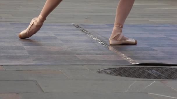 Trieste Talya Eylül 2014 Sokakta Dans Eden Beyaz Etekli Sivri — Stok video