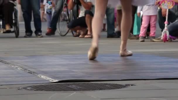 Trieste Italië September Vrouwelijke Balletdanser Met Witte Tutu Puntschoenen Straat — Stockvideo