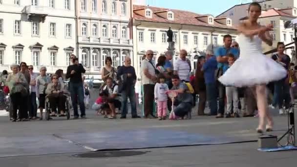 Trieste Italy Сентября Сентября 2014 Года Танцовщица Балета Белой Пачке — стоковое видео