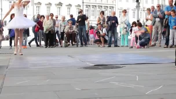 Trieste Italië September Vrouwelijke Balletdanser Met Witte Tutu Puntschoenen Straat — Stockvideo