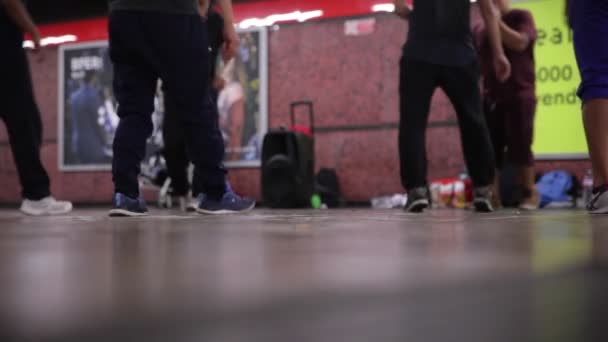 Milan Italy June Танцюючі Люди Підземній Станції Метро Червня 2016 — стокове відео