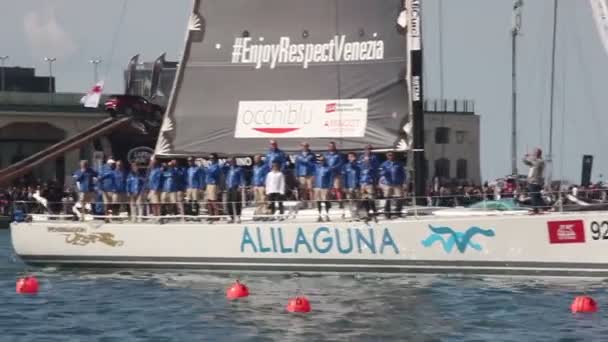 トリエステ イタリア 10月2017 ペンドラゴンAlilagunaボートは10月6 2017のトリエステ海で49 Barcolana Regattaの3位を獲得しました — ストック動画