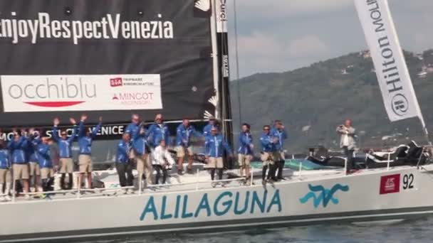 トリエステ イタリア 10月2017 ペンドラゴンAlilagunaボートは10月6 2017のトリエステ海で49 Barcolana Regattaの3位を獲得しました — ストック動画