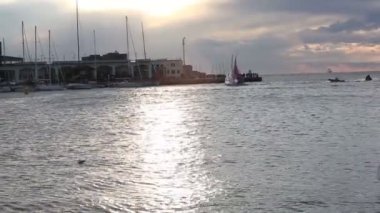 TRIESTE, İtalya - 06 Ekim 2017: 49 Barcolana sırasında gün batımında yelkenliler