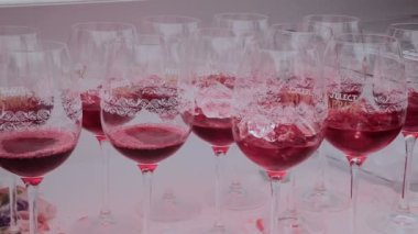 Püskürtme denilen bir sürü İtalyan kokteylinin görüntüsü