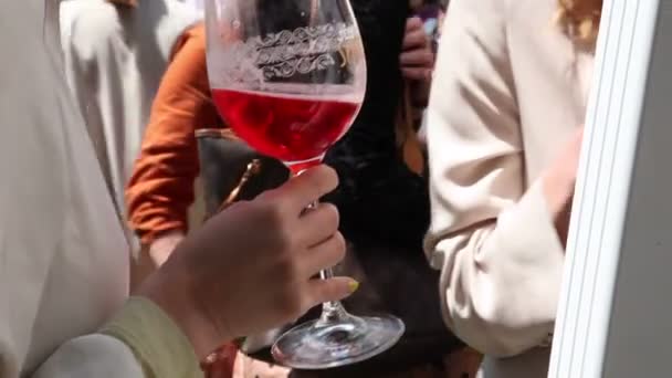 Meisjes Drinken Heerlijke Italiaanse Coctail Genaamd Spritz — Stockvideo