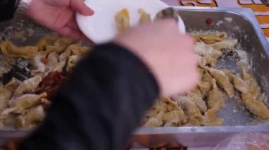 Şef Casonsei 'ye İtalyan makarnası pişiriyor. Milan yakınlarındaki Brescia ve Bergamo şehirlerinden geliyor.