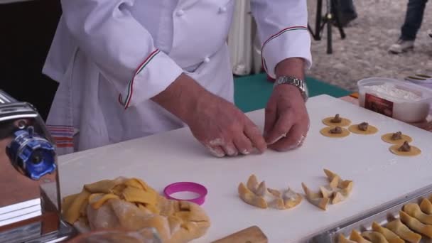 Chef Matlagning Casonsei Den Italienska Fyllda Pasta Med Ursprung Brescia — Stockvideo