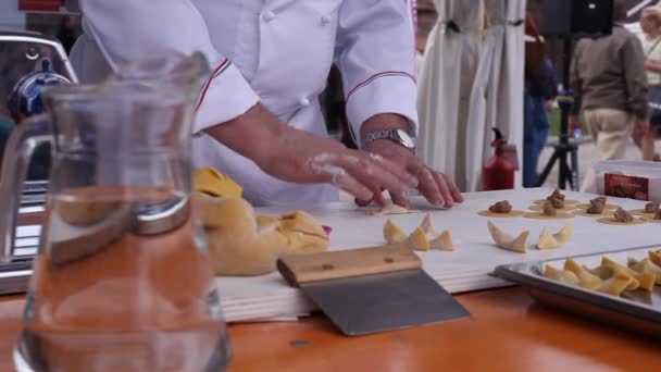 Chef Che Cucina Casonsei Pasta Ripiena Italiana Originaria Delle Città — Video Stock