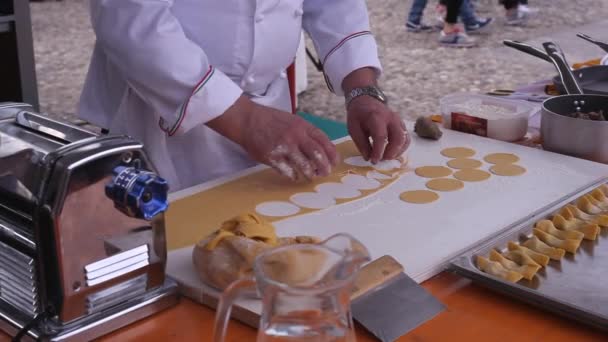 Σεφ Μαγειρεύοντας Casonsei Ιταλικά Γεμιστά Ζυμαρικά Καταγωγής Μπρέσια Και Μπέργκαμο — Αρχείο Βίντεο