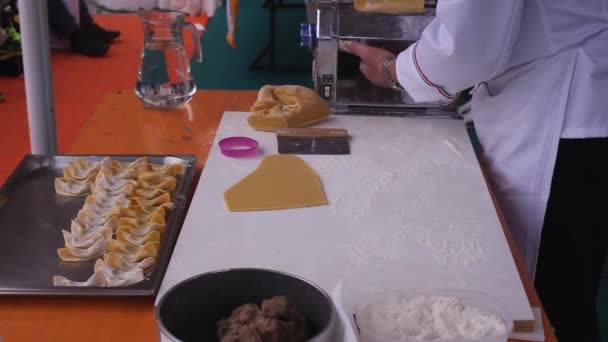 Chef Cocinando Casonsei Pasta Peluche Italiana Originaria Brescia Ciudades Bérgamo — Vídeo de stock