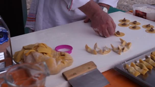 シェフはミラノ近郊のブレシアとベルガモの都市で生産されたイタリアの詰めパスタを調理します — ストック動画