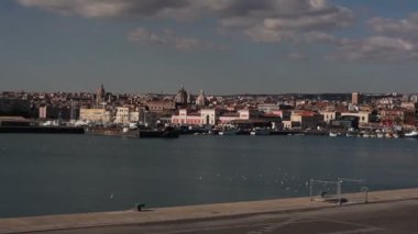 Sicilya 'daki Etna volkanı ile Catania Denizi manzarası